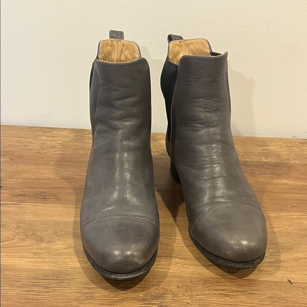 Poppy Barley Gray Leather Ankle Boots